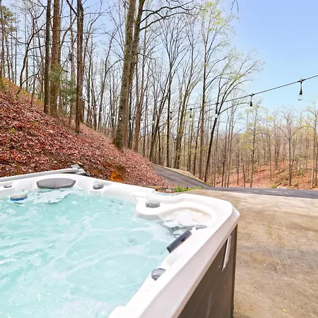 Couple Retreat Cabin-Near Smoky Mountain Railroad-Hot Tub